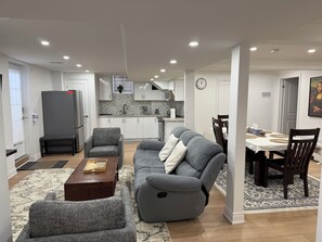 Smart TV, books, stereo - Studio 8848 - 3 Bedroom Basement Apartment - Oasis in Suburban (Brampton)