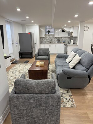 Smart TV, books, stereo - Studio 8848 - 3 Bedroom Basement Apartment - Oasis in Suburban (Brampton)