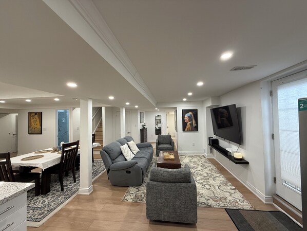 Smart TV, books, stereo - Studio 8848 - 3 Bedroom Basement Apartment - Oasis in Suburban (Brampton)