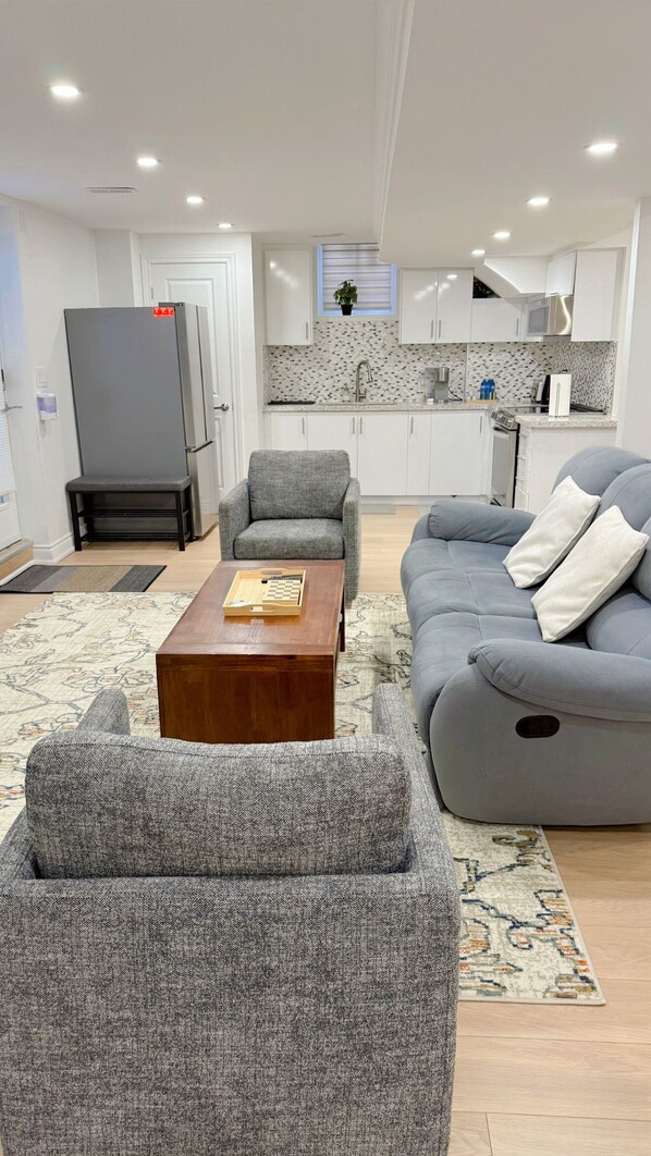 TV connectée, livres, chaîne hi-fi