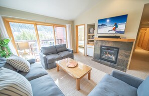 Condo com design assinado, 3 quartos, sacada, vista para a montanha (Cinnamon Ridge D323) | Área de estar | Smart TV, lareira