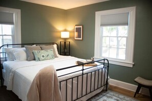 2 chambres, bureau, fer et planche à repasser, lit de bébé portatif