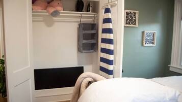 2 dormitorios, escritorio, tabla de planchar con plancha y cuna de viaje