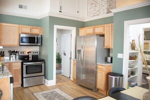 ثلاجة، ميكروويف، فرن، موقد طهي مسطح