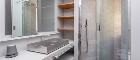 Shower, hair dryer, bidet, towels