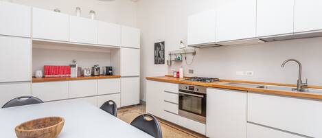 Kühlschrank, Ofen, Geschirrspüler, Wasserkocher mit Kaffee-/Teezubehör