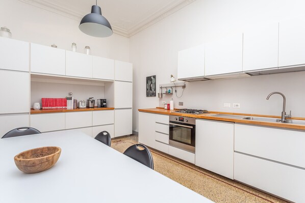 Fridge, oven, dishwasher, coffee/tea maker