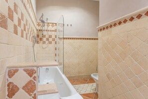 Dusche, Haartrockner, Bidet, Handtücher