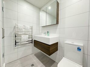 Asciugacapelli, asciugamani, sapone, shampoo
