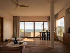 Ocean Suite | 1 kamar tidur, minibar, brankas, dan meja kerja