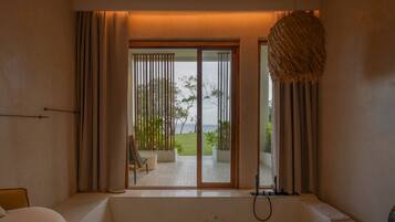 Majestic Haven Suite | Bathroom | Free toiletries, hair dryer, bathrobes, slippers