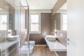 Dusche, Haartrockner, Bidet, Handtücher