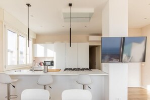 Kühlschrank, Mikrowelle, Ofen, Herdplatte