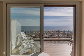 A balcony with a view of the beach and ocean. - Luxurious and modern penthouse facing the sea with private solarium on the seafront of Lido di Camaiore with private parking space. The flat is on two levels.The flat opens with the bright living room where there is a comfortable doublebed sofa, dining a (Lido di Camaiore)