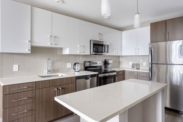 Refrigerador, microondas, horno y parrilla de estufa 