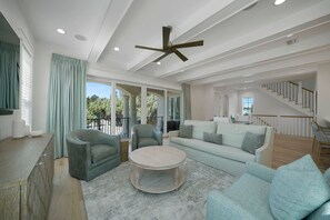 TV, stereo - Hook, Wine & Sinker - Luxury Vacation Rental with Community Amenities & Pool (Miramar Beach)