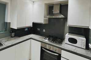 Frigorífico, microondas, horno y placa de cocina