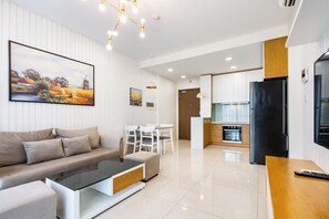 Luxe appartement, 2 slaapkamers, balkon, uitzicht op de stad | Uitzicht vanuit de kamer