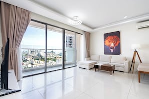 Apartamento superluxo, 3 quartos, sacada, vista para a cidade | Vista do quarto