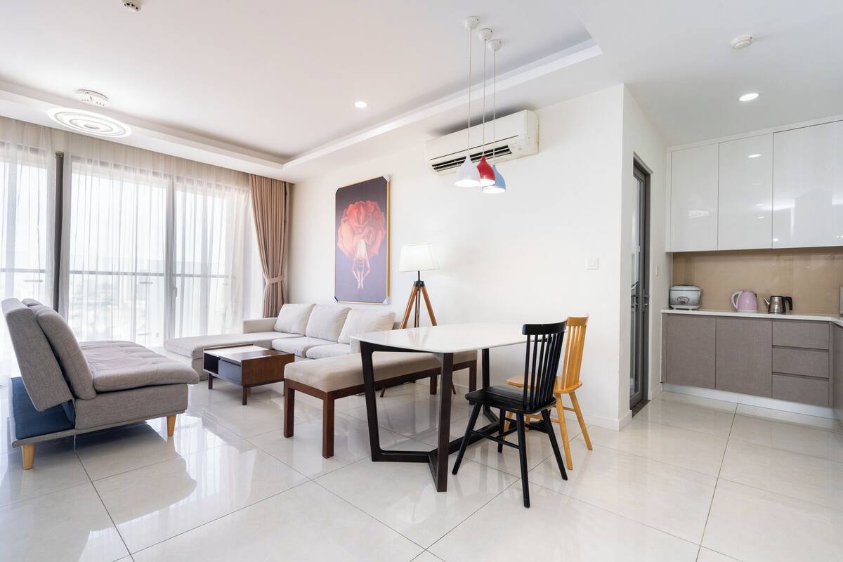 Luxury Apartment, 3 Bedrooms, Balcony, City View | Ruang tamu | 49 inci televisyen skrin rata dengan digital, Netflix 