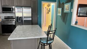 Coffee/tea maker, fridge, microwave, oven