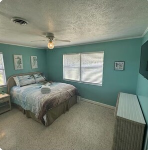 3 bedrooms, desk, iron/ironing board, free WiFi