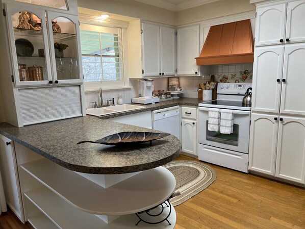 Fridge, microwave, oven, stovetop - Close to DFW airport, all sport venues & shopping #2 (Colleyville)