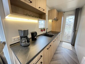 Kylskåp och grytor/köksredskap