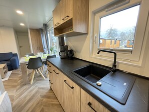Fridge, cookware/dishes/utensils