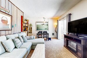 Fernseher, Kamin, Bücher