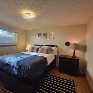 2 bedrooms, iron/ironing board, WiFi, bed sheets - Uptown Pet Friendly Cozy 2 Bedroom One Level (Vancouver)