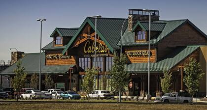 3 BR | Bonus RM | King Bed | Garage | Near Airport