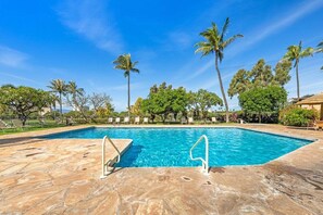 Una piscina al aire libre, una piscina climatizada