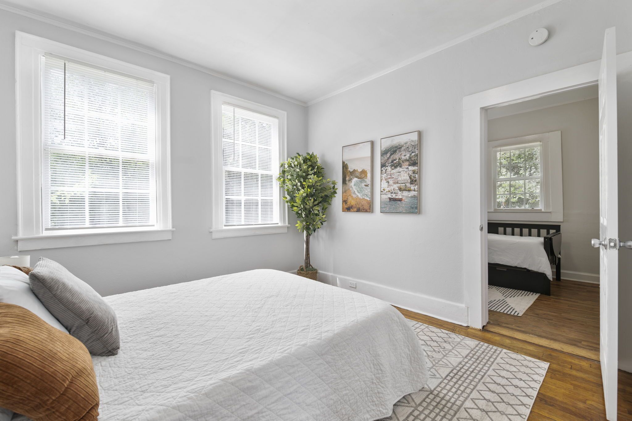 3 habitaciones, escritorio, tabla de planchar con plancha y wifi 