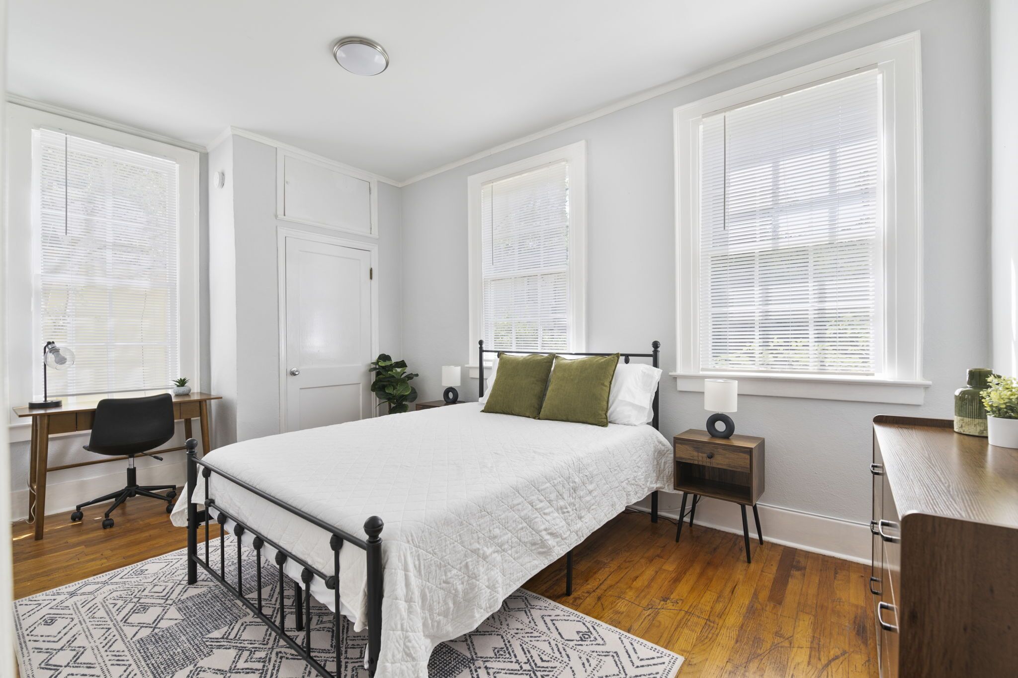 3 bedrooms, desk, iron/ironing board, WiFi