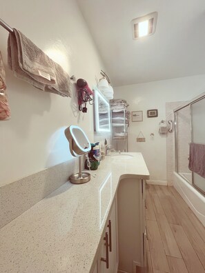 Een bubbelbad, een haardroger, een bidet, handdoeken