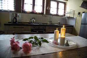 Refrigerador, horno, lavavajillas y cafetera y tetera
