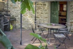Outdoor dining - 2-bedroom cottage with air conditioning immersed in the Tuscan countryside, restaurant and bar withi (Capolona)