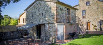 2-bedroom cottage with air conditioning immersed in the Tuscan countryside, less than 2 km from the
