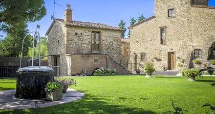 2-bedroom cottage with air conditioning immersed in the Tuscan countryside, restaurant and bar withi