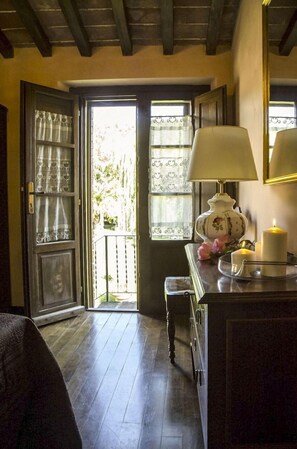 Interior - 2-bedroom cottage with air conditioning immersed in the Tuscan countryside, restaurant and bar withi (Capolona)