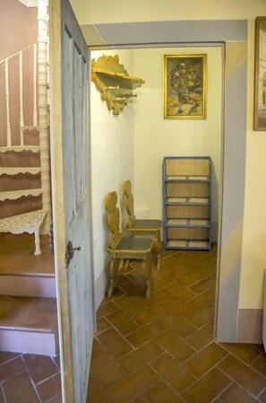 Interior - 2-bedroom cottage with air conditioning immersed in the Tuscan countryside, restaurant and bar withi (Capolona)