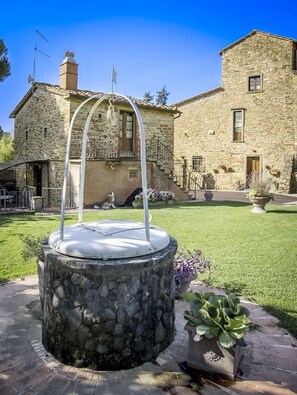 A stone fountain in a courtyard with a stone building in the background. - 2-bedroom cottage with air conditioning immersed in the Tuscan countryside, restaurant and bar withi (Capolona)