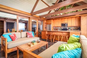 Smart TV, books - Rare availability. Relax with Ocean breezes! Includes BBQ, Wifi, A/C in Bedrooms (Kailua-Kona)