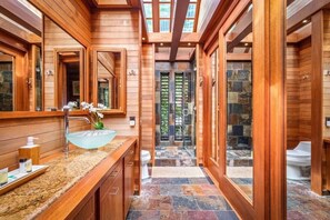 Secador de cabelo, toalhas de banho