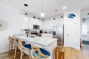 Fridge, microwave, oven, stovetop - Two-story townhouse with pool access plus washer/dryer, central AC, & patio (Navarre)