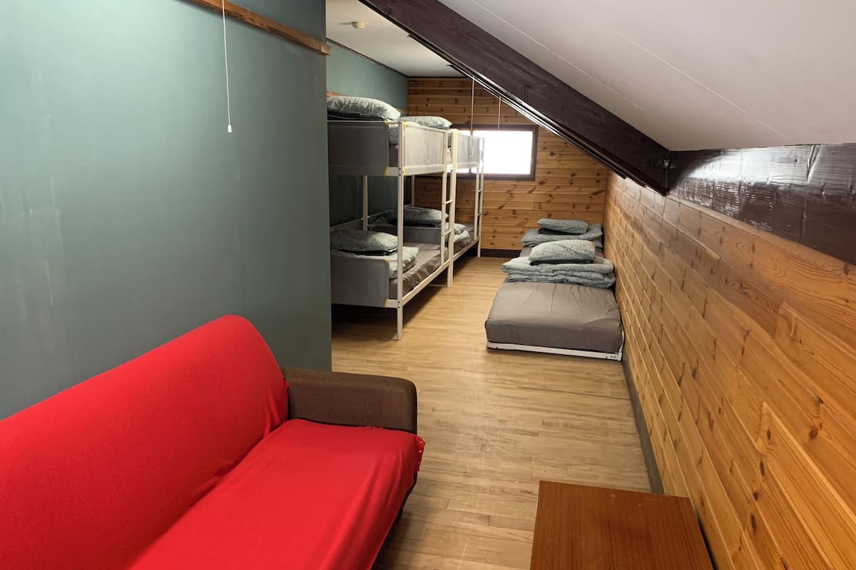 Espacio para trabajar con laptop y wifi gratis