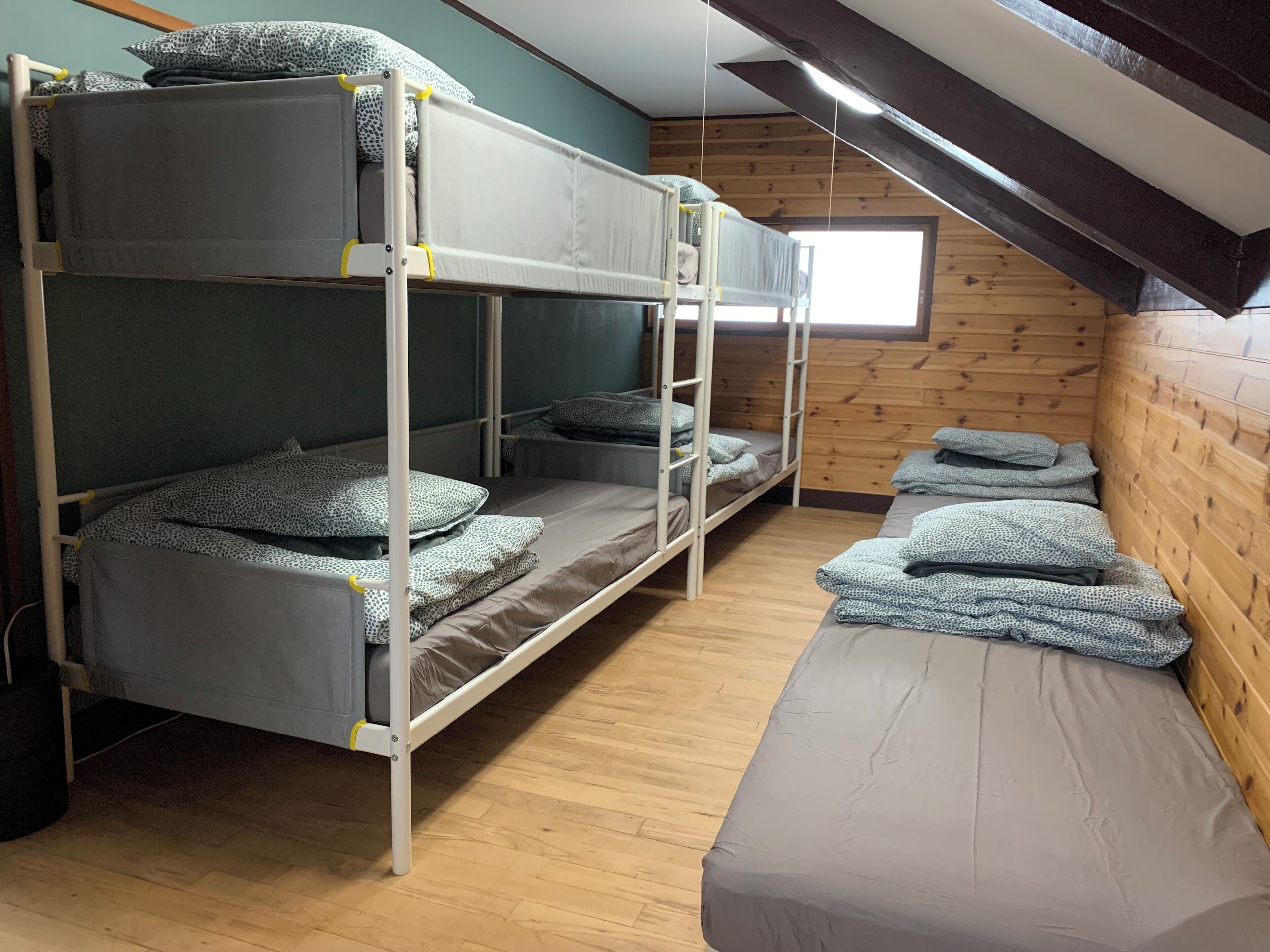 グランド ルーム | ノートパソコン用作業スペース、WiFi (無料)