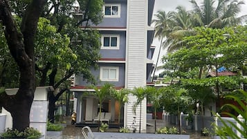 室外游泳池,7:00 至 19:00 开放,池畔遮阳伞,日光浴躺椅