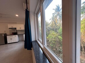 Deluxe Studio | Private kitchenette